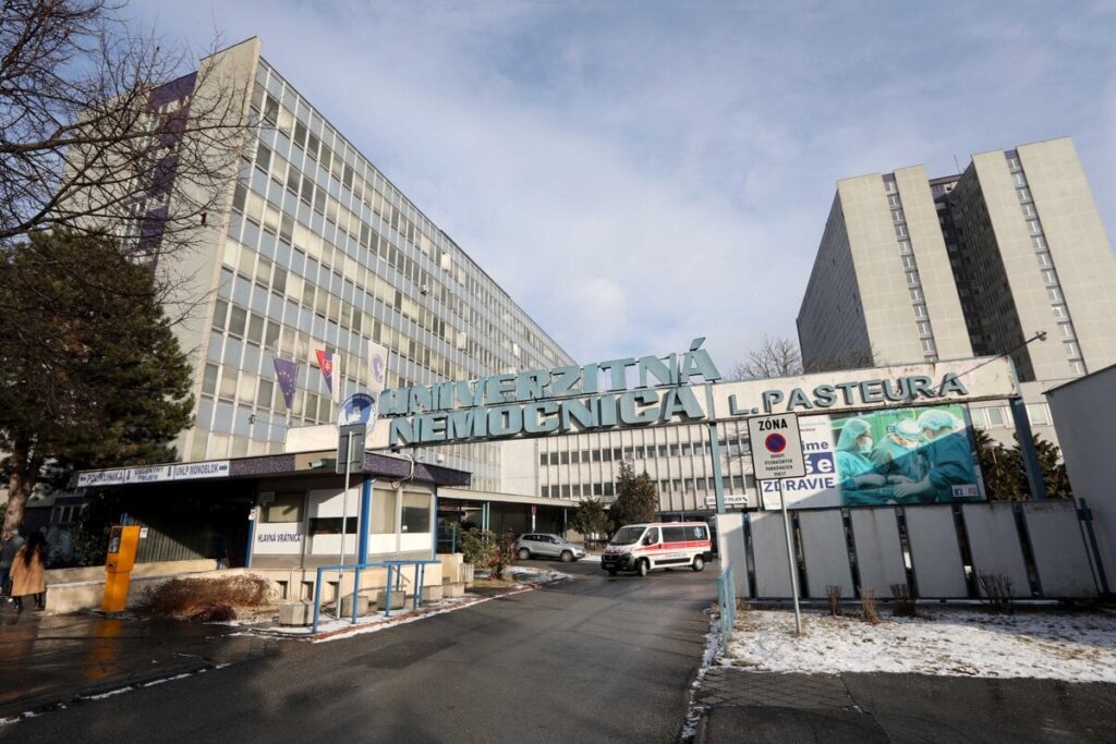 Vstup do areálu Univerzitnej nemocnice L. Pasteura Košice na Triede SNP